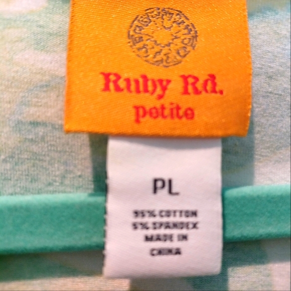 NWT--RUBY ROAD SPRING GREEN FLORAL PETITE LARGE TOP! - Picture 3 of 3